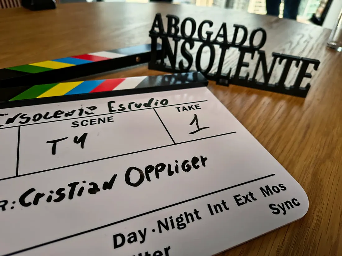 Claqueta de grabación de Insolente Estudio sobre la mesa del set